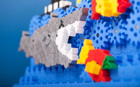 Morphun Bricks Gears Set - Shark Against Blue Background
